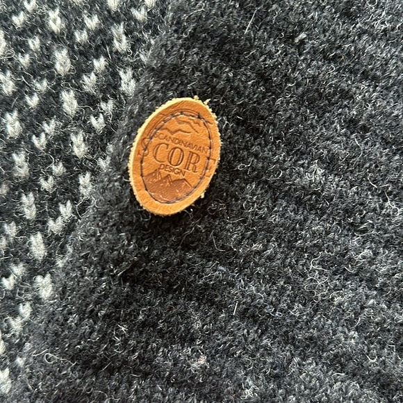 Men’s Scandinavian Score Sweater - Large. - Picture 2 of 13